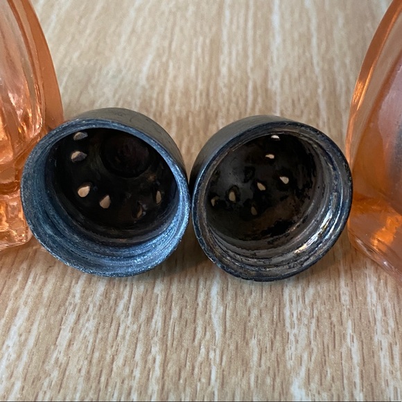 Antique Pink Depression Glass Salt & Pepper Shaker - Picture 14 of 15